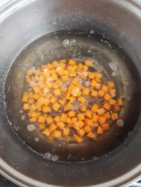 3、胡萝卜切小丁，焯水后捞出晾凉。