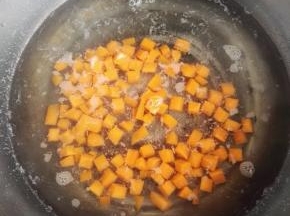 3、胡萝卜切小丁，焯水后捞出晾凉。