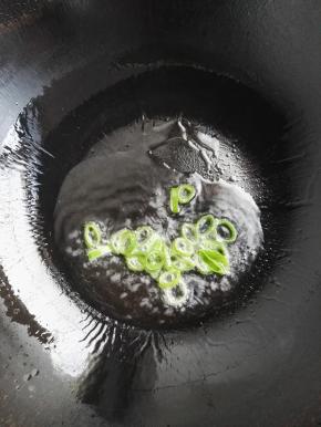 5、锅中倒入菜籽油，下入葱花，炒香。