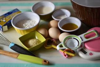 准备好所需材料（鸡蛋冰箱刚取出需回温，粉类加盐过筛）