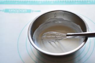 将奶油奶酪和牛奶搅拌成顺滑状备用