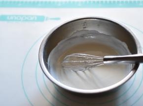 将奶油奶酪和牛奶搅拌成顺滑状备用