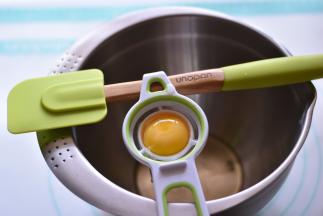 将蛋黄与蛋白分离