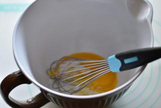 蛋黄中加入细砂糖A，用手动打蛋器搅拌至无颗粒