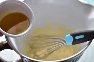 加入油拌均匀，打发到蛋黄发白，体积变大