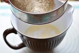 再次筛入过筛过的粉类，用手动打蛋器混合均匀至无粉末残留