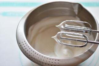 蛋白分3次加入细砂糖B打发至圆锥状立起