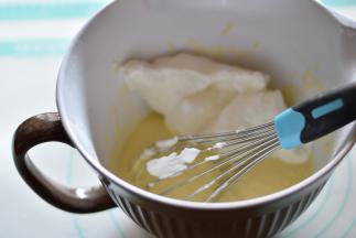 取一部分蛋白霜加入蛋黄糊，翻拌均匀，再加入一部分蛋白霜继续用刮刀翻拌