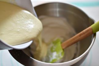 将翻拌好的面糊倒入剩余的蛋白霜中快速轻轻混合