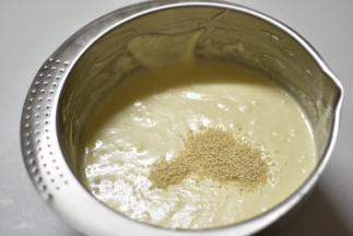 加入芝麻，翻拌两下即可