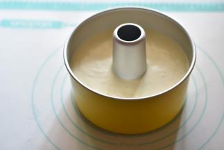 将做好的面糊倒入屋诺UN16005模具中，轻震几下