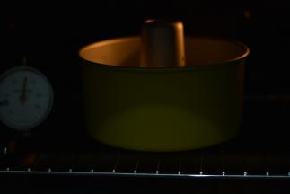 烤箱预热180度，中下层175度烘烤约40分钟