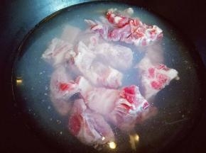 小排冷水冲洗干净，泡15分钟。之后焯水，冷水入锅，烧开即可。捞出用冷水反复冲洗，冲洗掉小排上面的杂质。捞出备用。