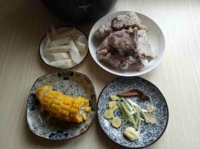 玉米切片，不要太厚。山药去皮切菱形块。葱姜蒜去皮，切好。
(山药去皮可以戴上一次性手套，不然粘液弄手上会很痒。)