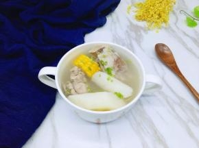 装入汤碗中，撒上葱花。