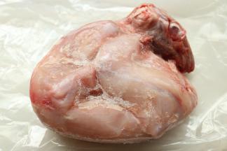 来自美食杰霸王超市的整只兔肉，很新鲜。兔子室温解冻，洗净。