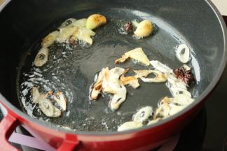 炒锅放油，炒香葱姜蒜。