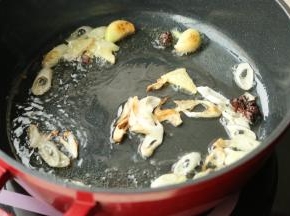 炒锅放油，炒香葱姜蒜。