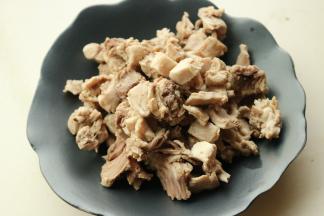 汤锅加水烧开，加姜片葱段八角盐和兔肉，煮开后再煮5分钟，捞出洗净浮沫。