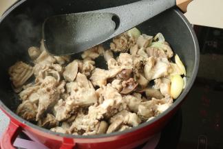 下入兔子肉翻炒。