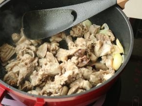 下入兔子肉翻炒。