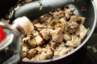 加入生抽和其余的调料。