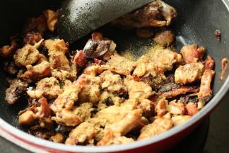 最后兔肉会变得香酥，再加入一些孜然粉，搅匀关火，孜然兔丁就做好了。