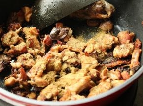 最后兔肉会变得香酥，再加入一些孜然粉，搅匀关火，孜然兔丁就做好了。