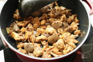 搅匀后盖盖，转小火焖炒15分钟左右。