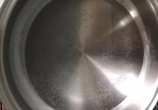 锅里放入冷水和白糖，烧到锅里起小水泡就转小火。