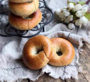 放凉，直接吃，表皮硬硬的，脆脆的，隔天回软后再放入烤箱150度5分钟烤下又脆了，不回烤也好吃