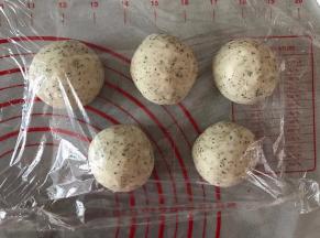 面团揉好后分成均匀的5份，每份约74克，滚圆，盖保鲜膜松弛10分钟