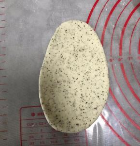 取一个面团擀成椭圆形，翻面