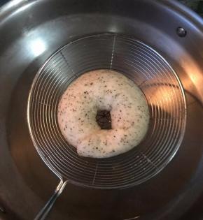 用这个漏勺，将面团捞起，沥干水份，放入烤盘。千万不要用筷子夹，一是留痕二是接口处容易掉，不掉也很丑，哈哈，因为第一次做我就是这么干的