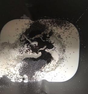 将高粉、糖、盐、酵母、红茶、牛奶称好放入面包机里揉面10分钟，再加入黄油继续揉5分钟。没有面包机的就手揉揉吧，揉到有良好的延展性即可，不需要神马手套膜