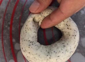 把细的一头完全包进去捏紧。