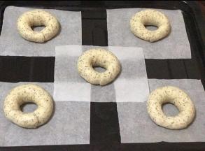 依次做好，放在油纸上，放在温暖处发酵35分钟，只需发到1.5倍大就可以了，发过了烤出来后会皱皱的，不光滑，我是把烤箱开关关掉，放入烤箱上层，下层放了一碗温水。