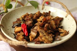 装盘，香酥可口，一会就光盘了。