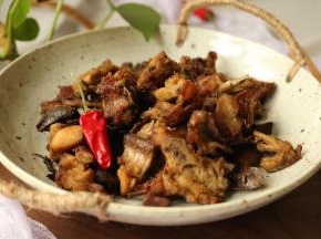 装盘，香酥可口，一会就光盘了。