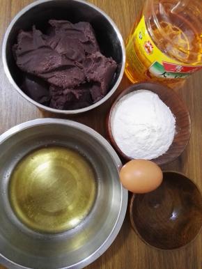 1、原料：面粉、红豆馅、大豆油、转化糖浆、枧水、鸡蛋。