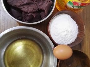 1、原料：面粉、红豆馅、大豆油、转化糖浆、枧水、鸡蛋。