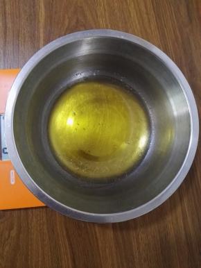 2、将大豆油分三次倒入转化糖浆中，每一次都要搅拌均匀。
