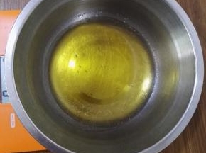 2、将大豆油分三次倒入转化糖浆中，每一次都要搅拌均匀。