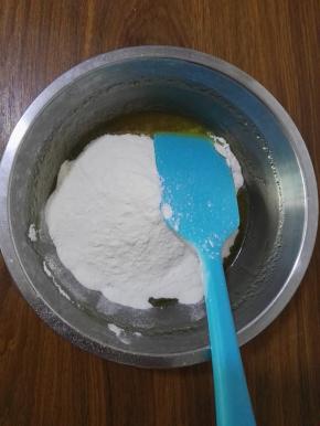 4、加入面粉，用刮刀用切拌的方式拌至成团。