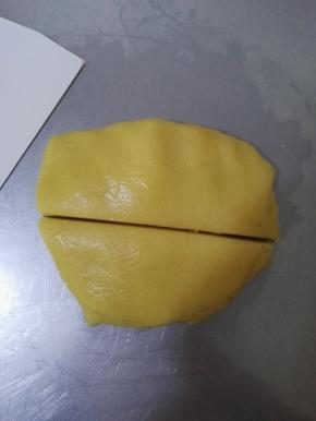 5、面团移到面板上，用刮板切开，用手掌按压至面团均匀细腻。