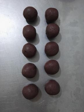 7、将红豆馅分成30克1个，共10个，揉成圆形备用。