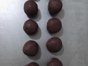 7、将红豆馅分成30克1个，共10个，揉成圆形备用。