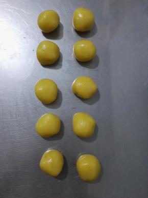 8、静置好的面团取出，20克1个，分成10个。