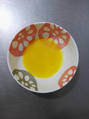 15、烤月饼的时候，取一个蛋黄和三分之一的蛋清搅拌，过筛一次。