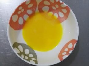 15、烤月饼的时候，取一个蛋黄和三分之一的蛋清搅拌，过筛一次。